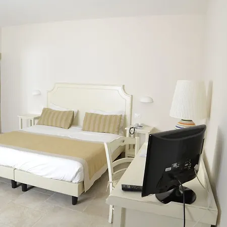 Hotel Masseria Santa Teresa 4*